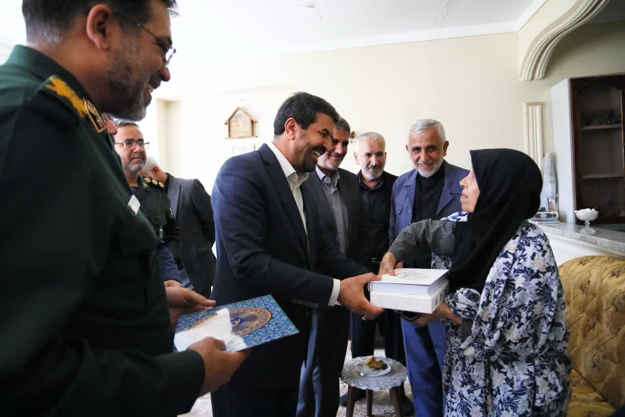 استاندار_همدان-دیدار_با_خانواده_شهدا033.jpeg