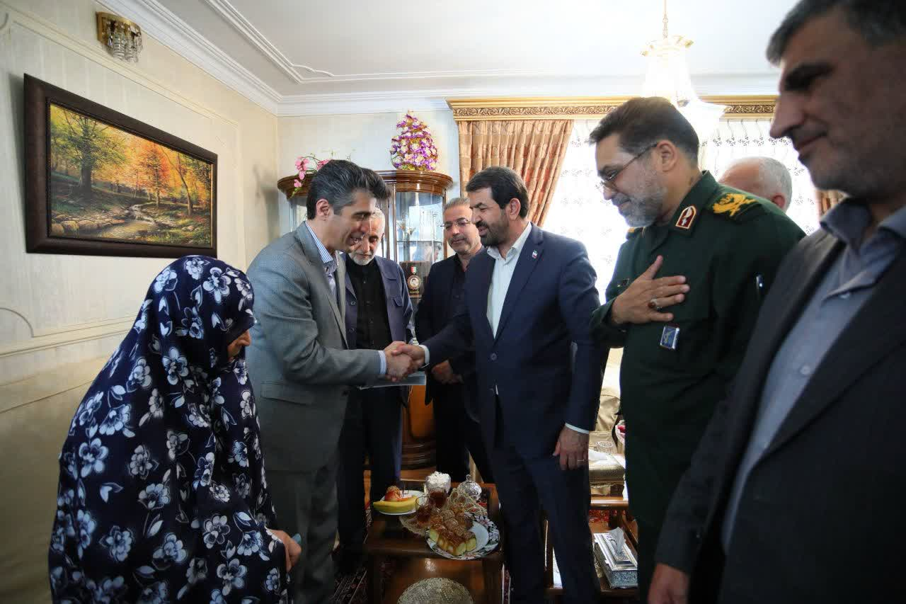 سرمایه اصلی در برابر جنگ ترکیبی دشمن، حضور آگاهانه مردم در صحنه است استاندار_همدان-دیدار_با_خانواده_شهدا03301.jpeg