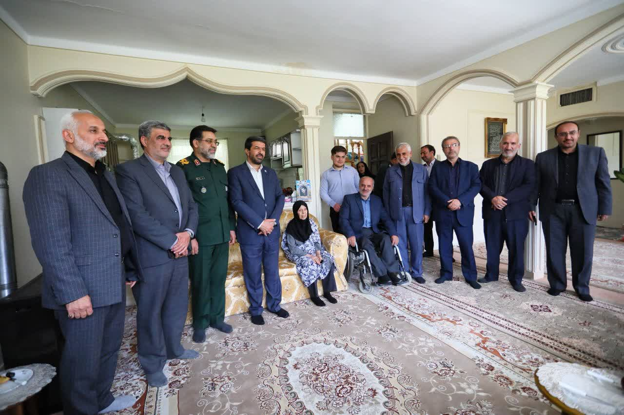 سرمایه اصلی در برابر جنگ ترکیبی دشمن، حضور آگاهانه مردم در صحنه است استاندار_همدان-دیدار_با_خانواده_شهدا033033.jpeg