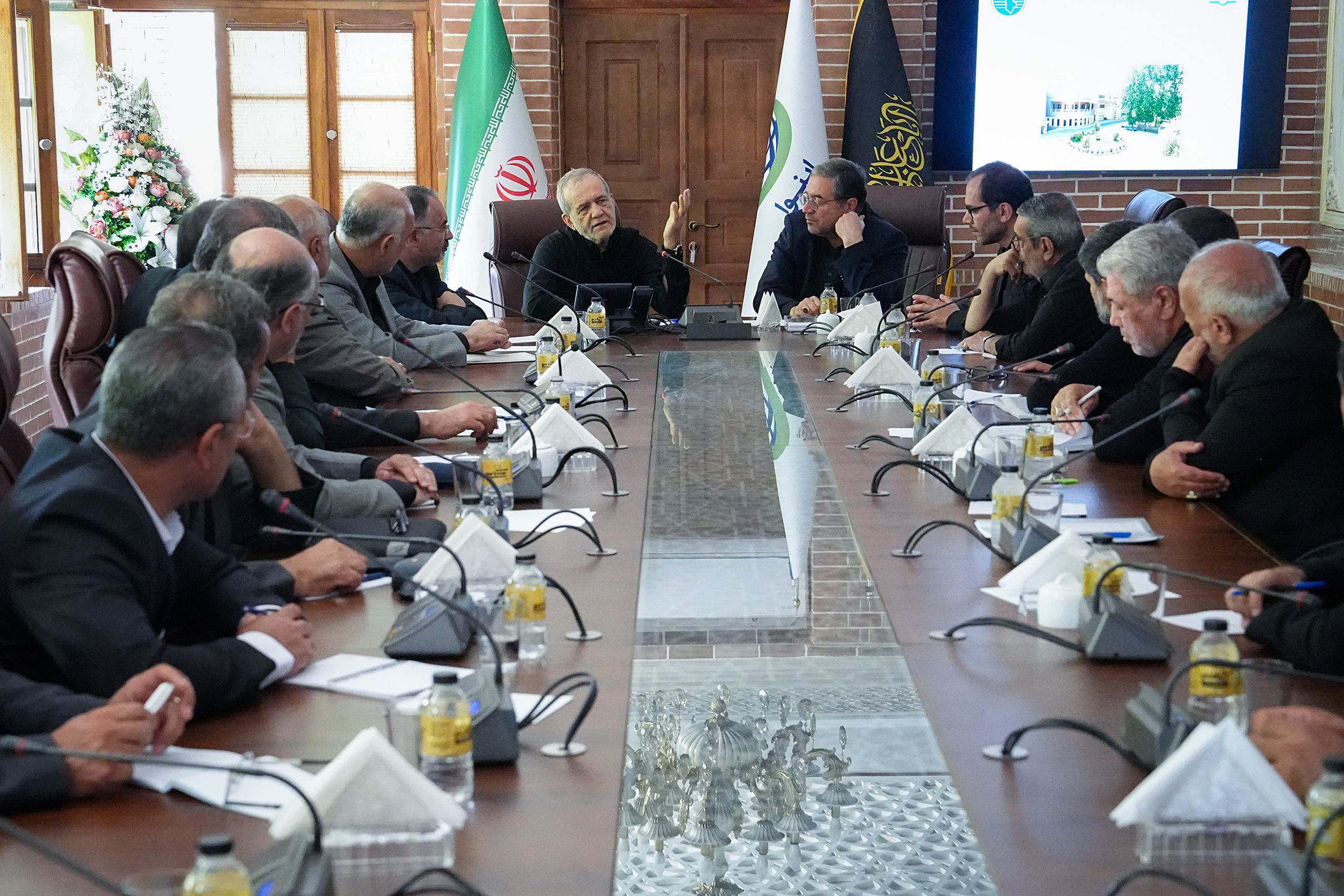 پزشکیان: حفظ دریاچه ارومیه نیازمند مدیریت علمی منابع و اصلاح الگوی توسعه است 178247129605193000