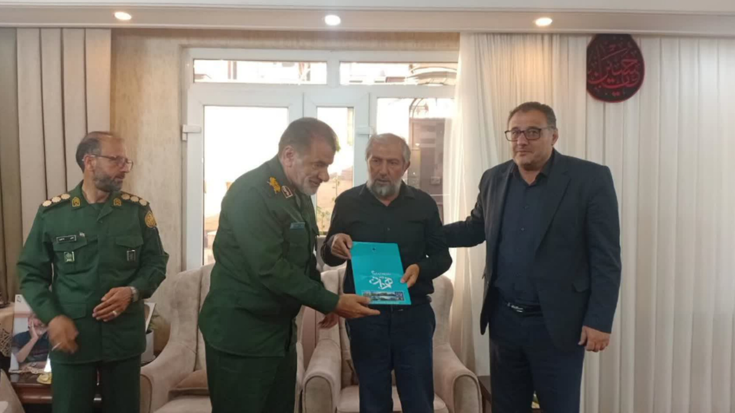 مسئولان دانشگاه آزاد همدان با خانواده شهید محمدجواد محمدی دیدار کردند