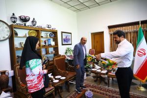 استاندار همدان با «زهرا نجاتی عارف» کاپیتان ملی پوش همدانی تیم والیبال نشسته دیدار و گفتگو کردند.