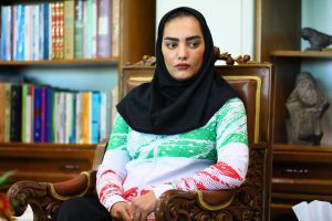 استاندار همدان با «زهرا نجاتی عارف» کاپیتان ملی پوش همدانی تیم والیبال نشسته دیدار و گفتگو کردند.