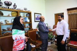 استاندار همدان با «زهرا نجاتی عارف» کاپیتان ملی پوش همدانی تیم والیبال نشسته دیدار و گفتگو کردند.