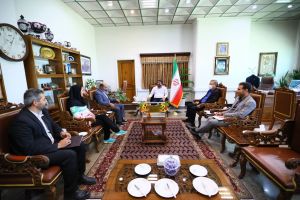 استاندار همدان با «زهرا نجاتی عارف» کاپیتان ملی پوش همدانی تیم والیبال نشسته دیدار و گفتگو کردند.