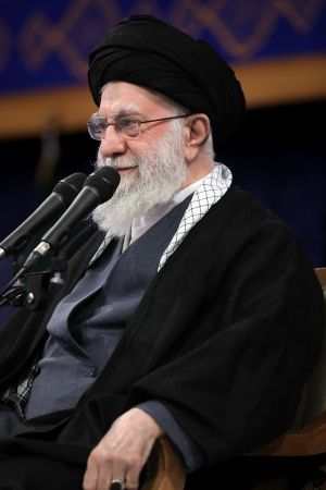رهبر انقلاب در دیدار خانواده شهیدان سلیمانی و یاران همراه وی و جمعی از خانواده شهدای اقتدار