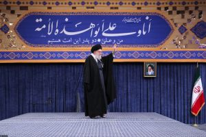 رهبر انقلاب در دیدار خانواده شهیدان سلیمانی و یاران همراه وی و جمعی از خانواده شهدای اقتدار