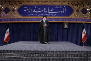 رهبر انقلاب در دیدار خانواده شهیدان سلیمانی و یاران همراه وی و جمعی از خانواده شهدای اقتدار