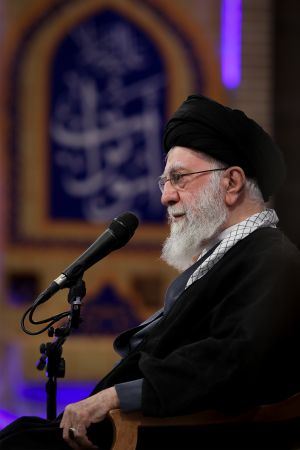 رهبر انقلاب در دیدار خانواده شهیدان سلیمانی و یاران همراه وی و جمعی از خانواده شهدای اقتدار