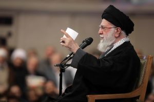 رهبر انقلاب در دیدار خانواده شهیدان سلیمانی و یاران همراه وی و جمعی از خانواده شهدای اقتدار
