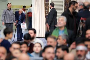رهبر انقلاب در دیدار خانواده شهیدان سلیمانی و یاران همراه وی و جمعی از خانواده شهدای اقتدار