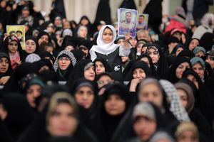 رهبر انقلاب در دیدار خانواده شهیدان سلیمانی و یاران همراه وی و جمعی از خانواده شهدای اقتدار