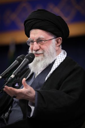 رهبر انقلاب در دیدار خانواده شهیدان سلیمانی و یاران همراه وی و جمعی از خانواده شهدای اقتدار