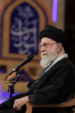 رهبر انقلاب در دیدار خانواده شهیدان سلیمانی و یاران همراه وی و جمعی از خانواده شهدای اقتدار