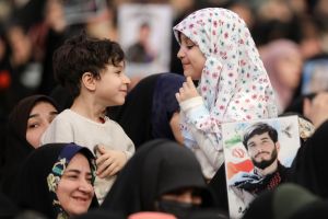 رهبر انقلاب در دیدار خانواده شهیدان سلیمانی و یاران همراه وی و جمعی از خانواده شهدای اقتدار