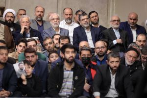 رهبر انقلاب در دیدار خانواده شهیدان سلیمانی و یاران همراه وی و جمعی از خانواده شهدای اقتدار