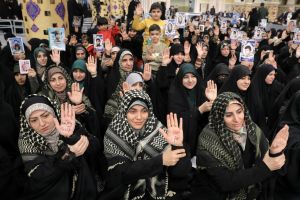 رهبر انقلاب در دیدار خانواده شهیدان سلیمانی و یاران همراه وی و جمعی از خانواده شهدای اقتدار