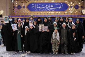 رهبر انقلاب در دیدار خانواده شهیدان سلیمانی و یاران همراه وی و جمعی از خانواده شهدای اقتدار