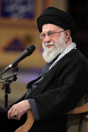رهبر انقلاب در دیدار خانواده شهیدان سلیمانی و یاران همراه وی و جمعی از خانواده شهدای اقتدار