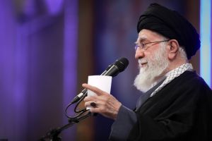 رهبر انقلاب در دیدار خانواده شهیدان سلیمانی و یاران همراه وی و جمعی از خانواده شهدای اقتدار
