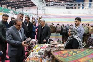 بازدید استاندار ایلام از نمایشگاه «روستا‌آباد»