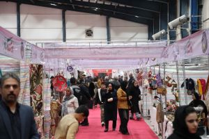 بازدید استاندار ایلام از نمایشگاه «روستا‌آباد»