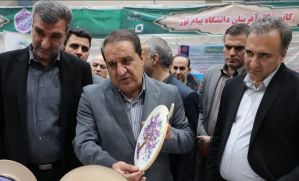بازدید استاندار ایلام از نمایشگاه «روستا‌آباد»